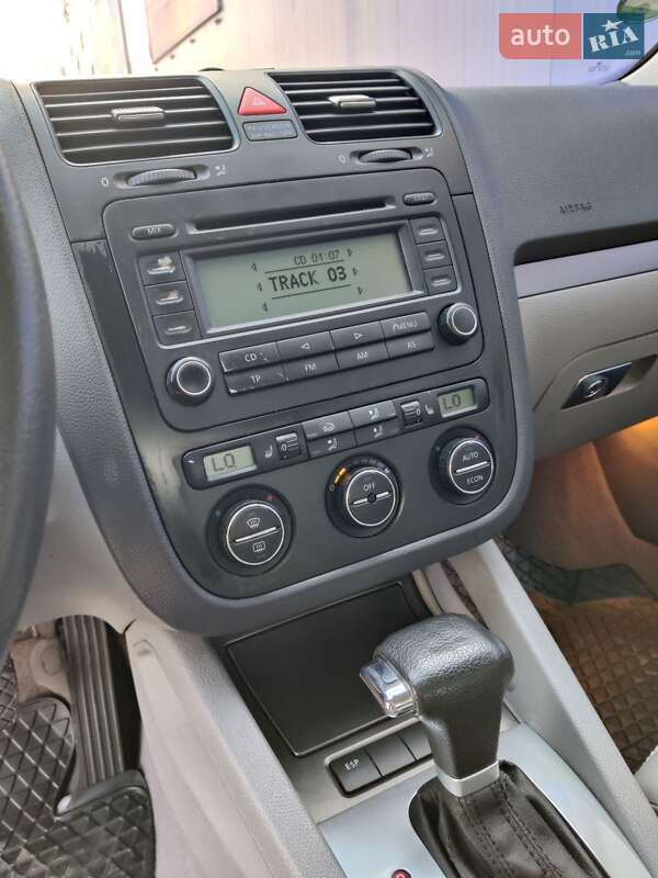 Хэтчбек Volkswagen Golf 2004 в Нововолынске