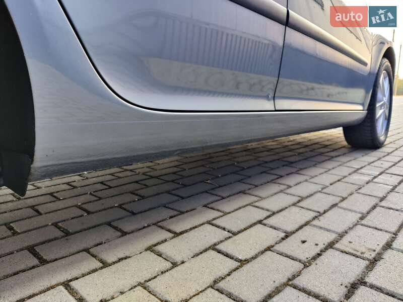 Хэтчбек Volkswagen Golf 2004 в Нововолынске