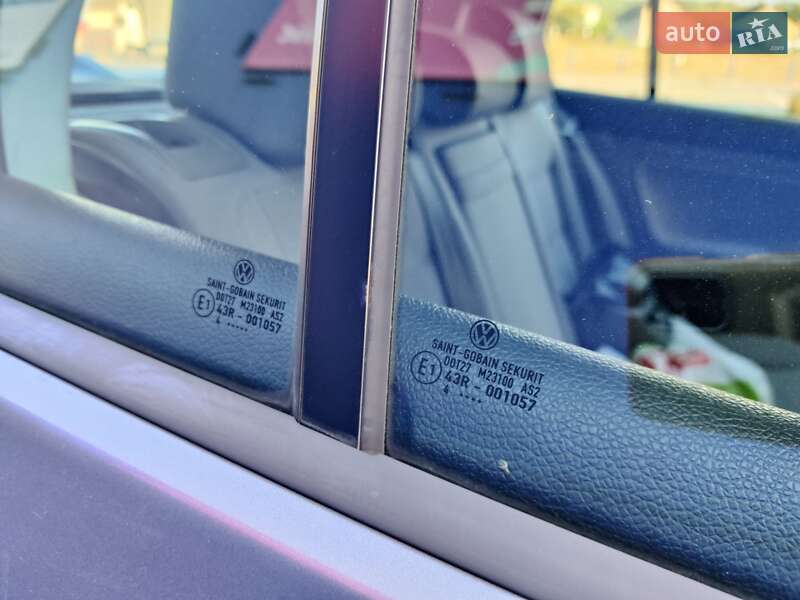 Хэтчбек Volkswagen Golf 2004 в Нововолынске