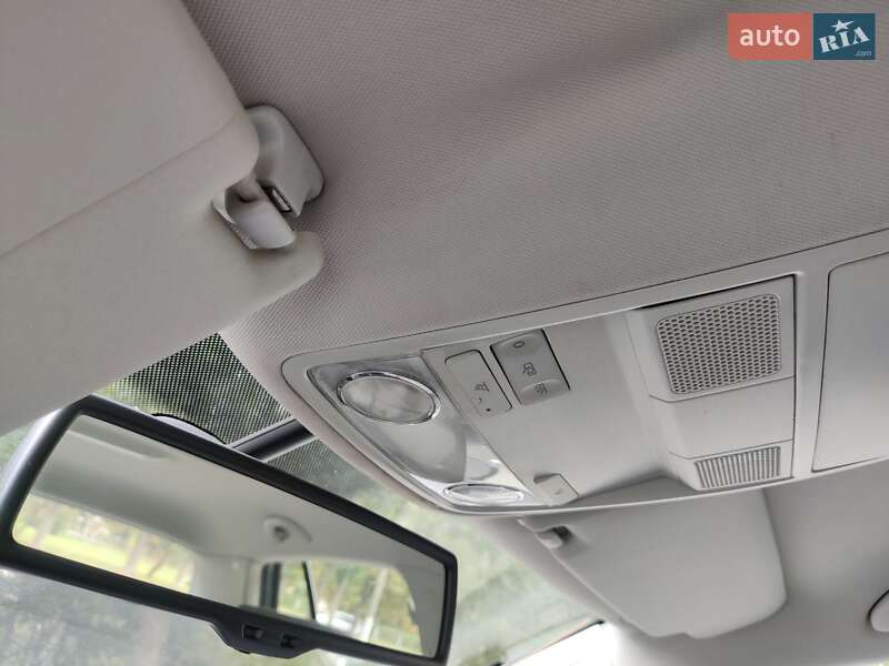 Хэтчбек Volkswagen Golf 2004 в Нововолынске