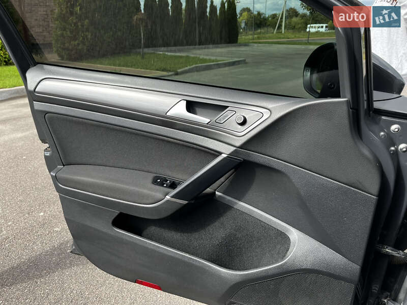 Универсал Volkswagen Golf 2017 в Ровно