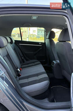 Хэтчбек Volkswagen Golf 2009 в 