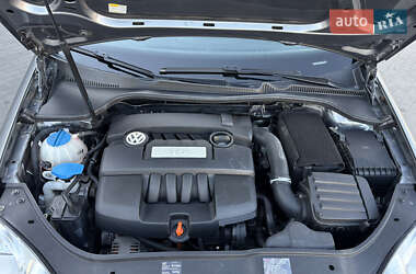Хэтчбек Volkswagen Golf 2009 в 