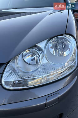Хэтчбек Volkswagen Golf 2009 в 