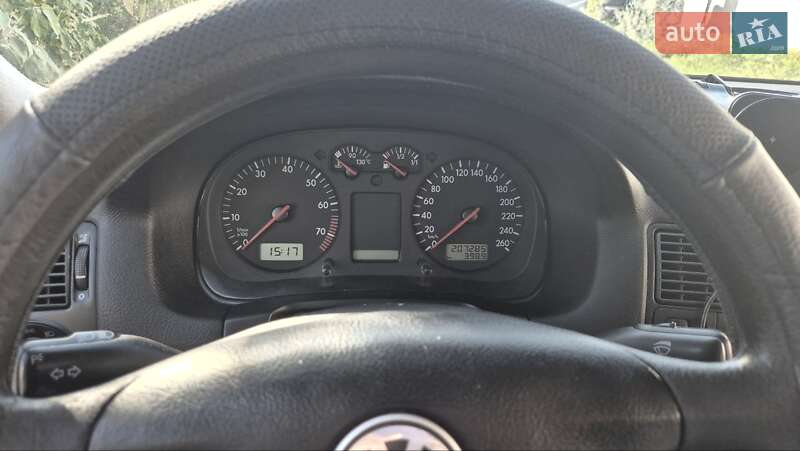 Хетчбек Volkswagen Golf 2002 в Звягелі