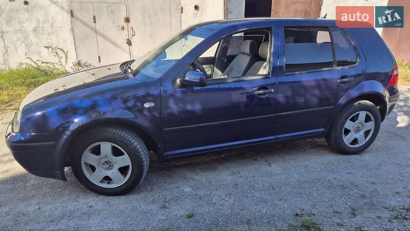 Хетчбек Volkswagen Golf 2002 в Звягелі