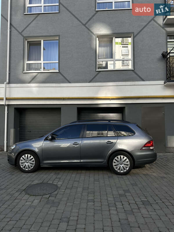 Універсал Volkswagen Golf 2011 в Івано-Франківську