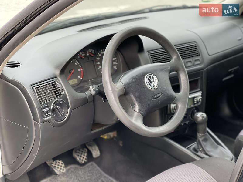 Хетчбек Volkswagen Golf 2001 в Чернівцях