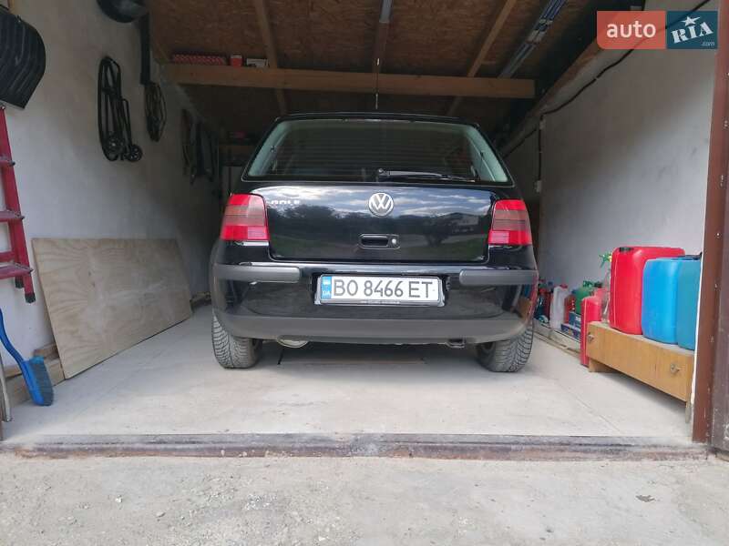 Хетчбек Volkswagen Golf 2000 в Микулинцях