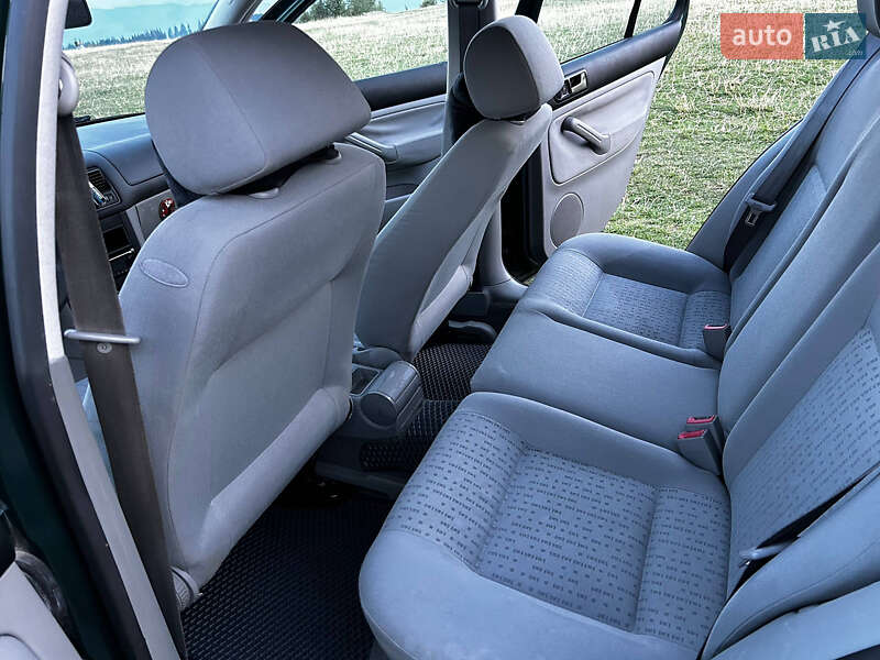 Хетчбек Volkswagen Golf 2003 в Поляниці