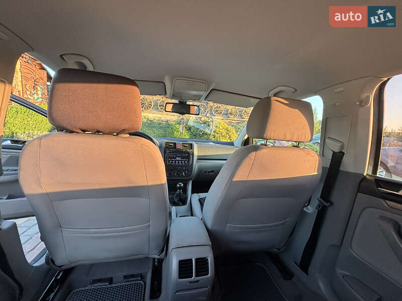 Хэтчбек Volkswagen Golf 2004 в Винниках