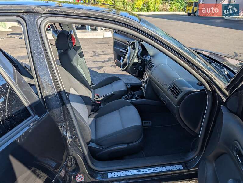 Хетчбек Volkswagen Golf 2002 в Києві