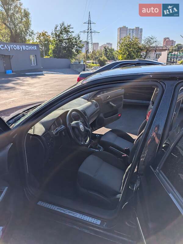 Хетчбек Volkswagen Golf 2002 в Києві