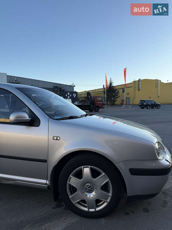 Хетчбек Volkswagen Golf 2001 в Житомирі