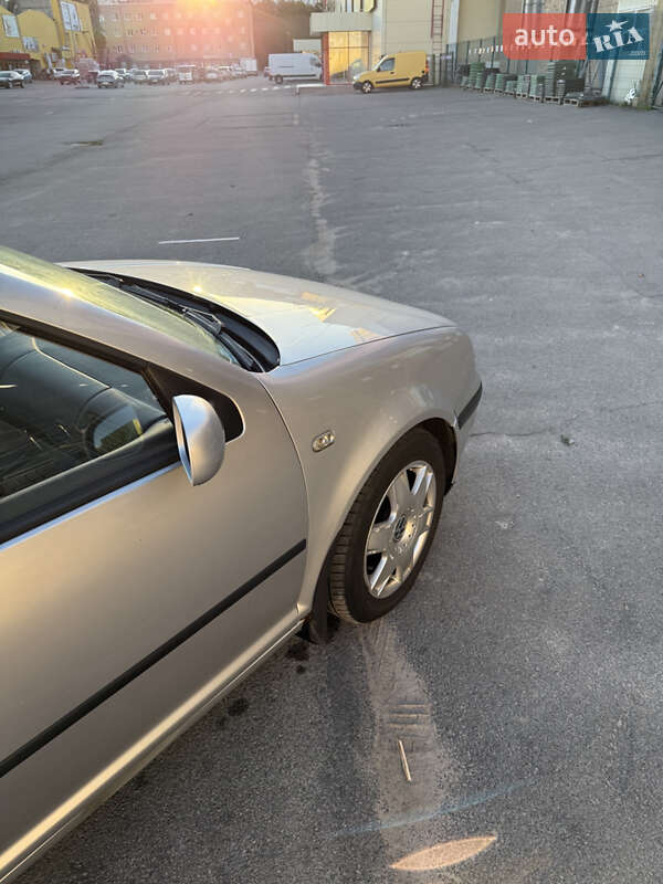 Хетчбек Volkswagen Golf 2001 в Житомирі