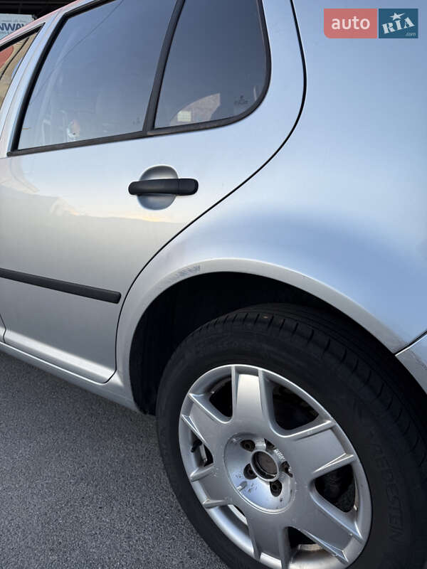 Хетчбек Volkswagen Golf 2001 в Житомирі