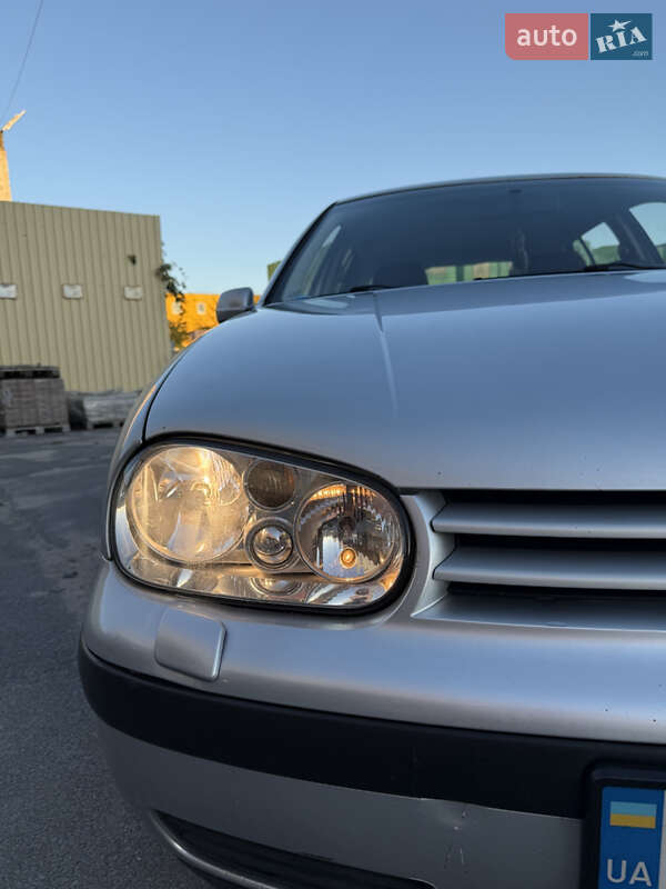 Хетчбек Volkswagen Golf 2001 в Житомирі