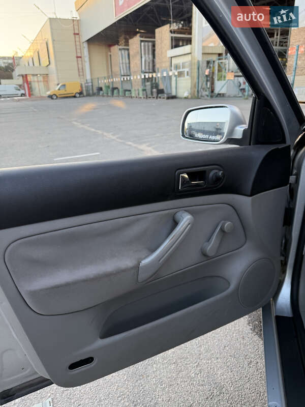 Хетчбек Volkswagen Golf 2001 в Житомирі