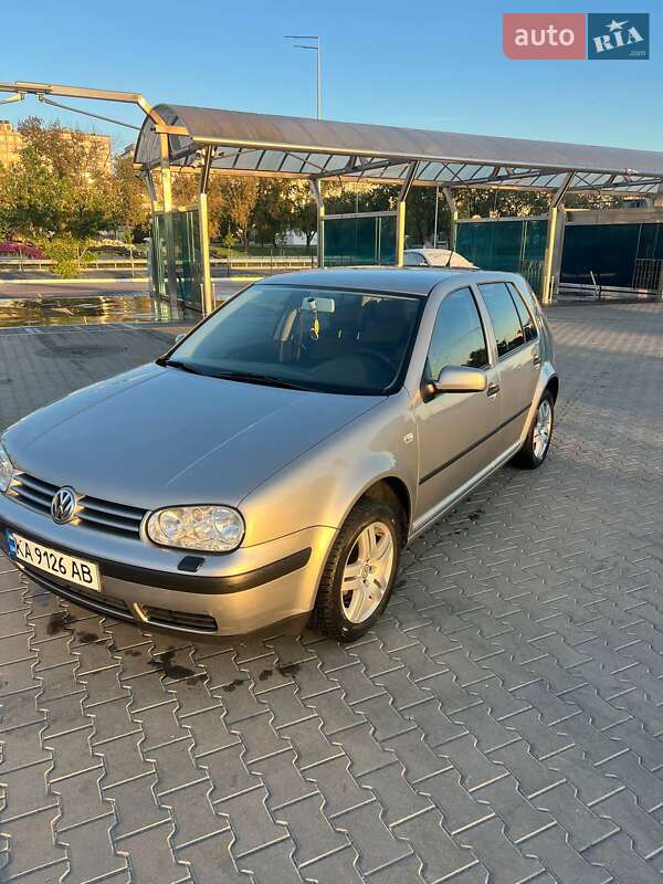 Хэтчбек Volkswagen Golf 2002 в Киеве