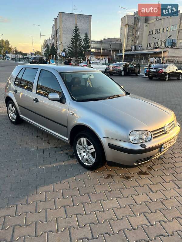 Хэтчбек Volkswagen Golf 2002 в Киеве