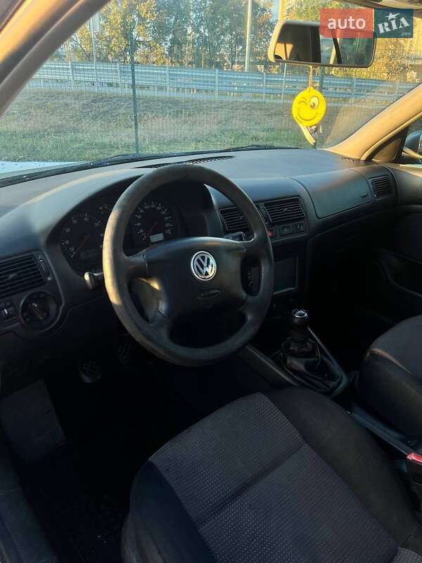 Хэтчбек Volkswagen Golf 2002 в Киеве