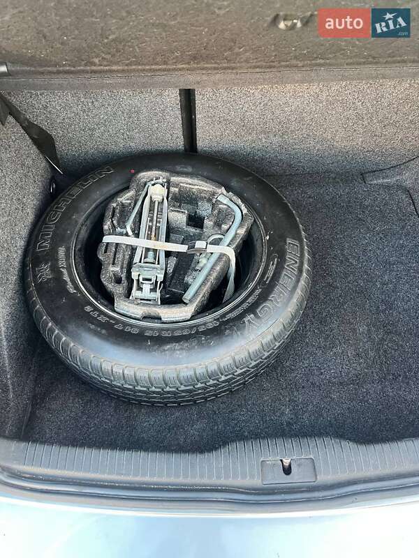 Хэтчбек Volkswagen Golf 2002 в Киеве