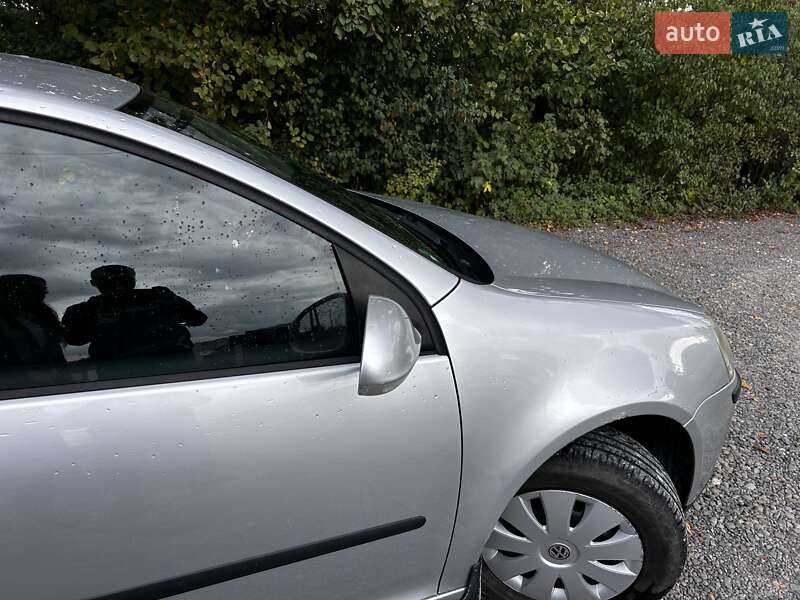 Хетчбек Volkswagen Golf 2005 в Львові
