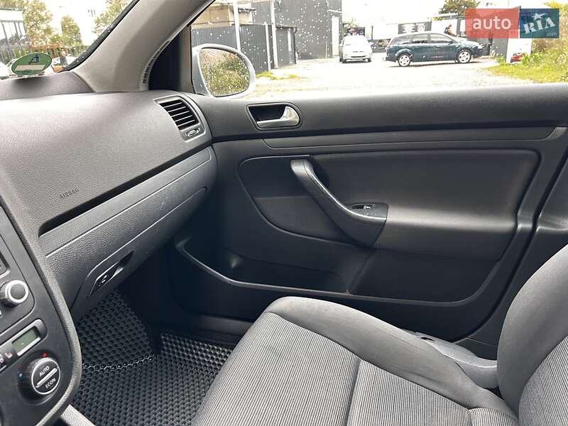 Хетчбек Volkswagen Golf 2005 в Львові