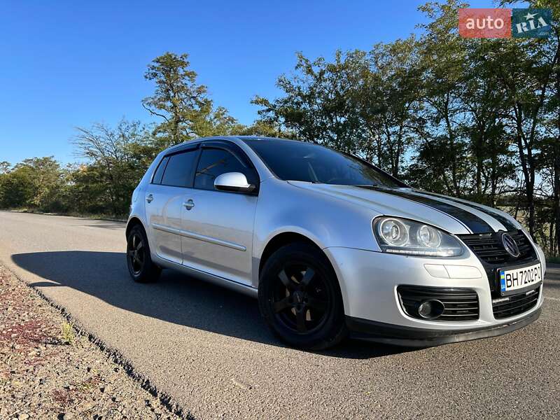 Хэтчбек Volkswagen Golf 2004 в Доброславе