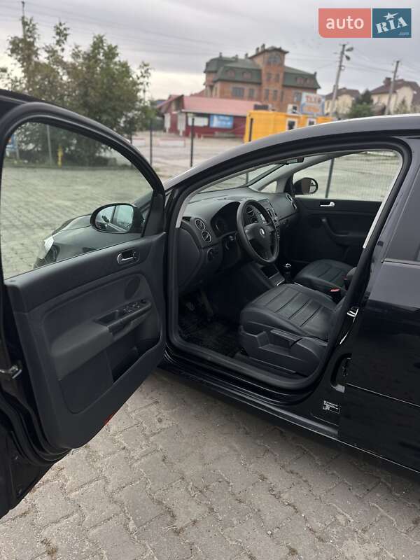 Хетчбек Volkswagen Golf 2005 в Чернівцях