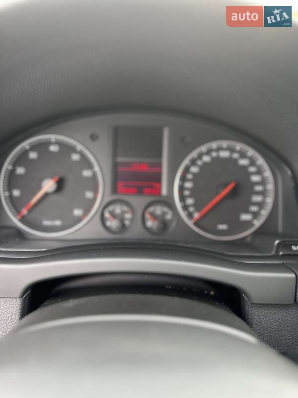 Хетчбек Volkswagen Golf 2005 в Чернівцях