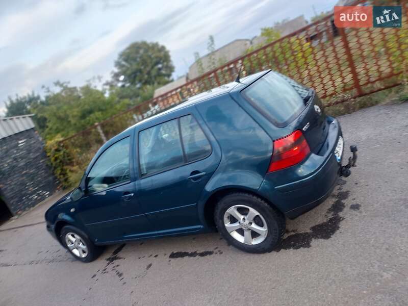 Хэтчбек Volkswagen Golf 2002 в Градижске