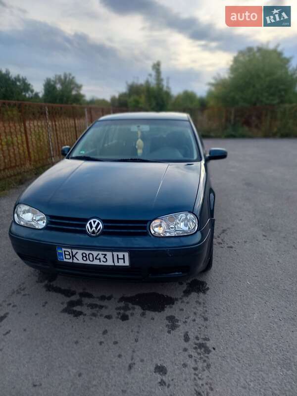 Хэтчбек Volkswagen Golf 2002 в Градижске