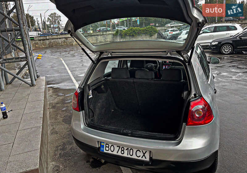Хетчбек Volkswagen Golf 2004 в Тернополі