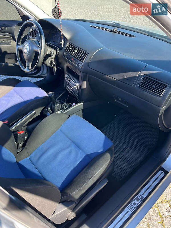 Хетчбек Volkswagen Golf 2000 в Жовкві