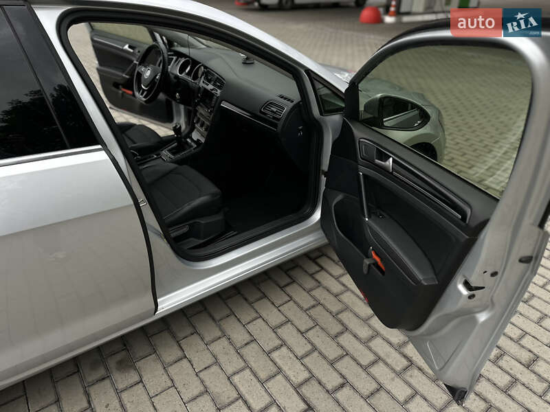 Універсал Volkswagen Golf 2014 в Житомирі