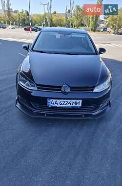 Хэтчбек Volkswagen Golf 2016 в Киеве