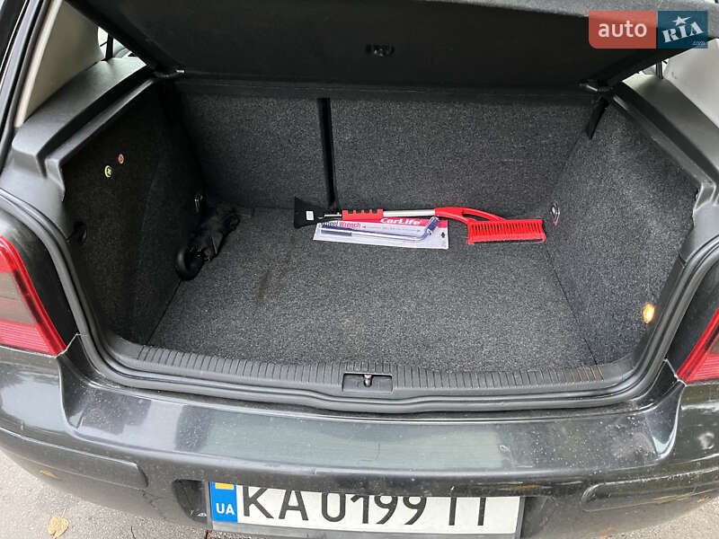 Хетчбек Volkswagen Golf 2003 в Києві