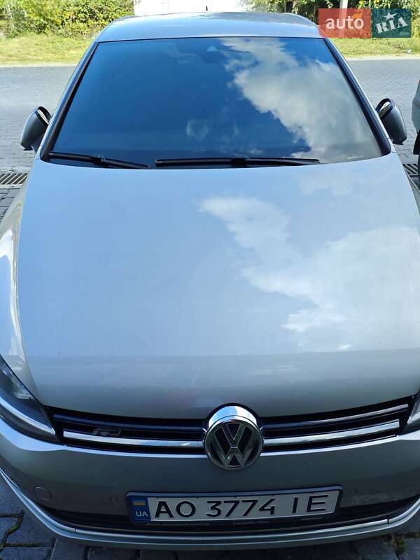 Хэтчбек Volkswagen Golf 2016 в Ужгороде