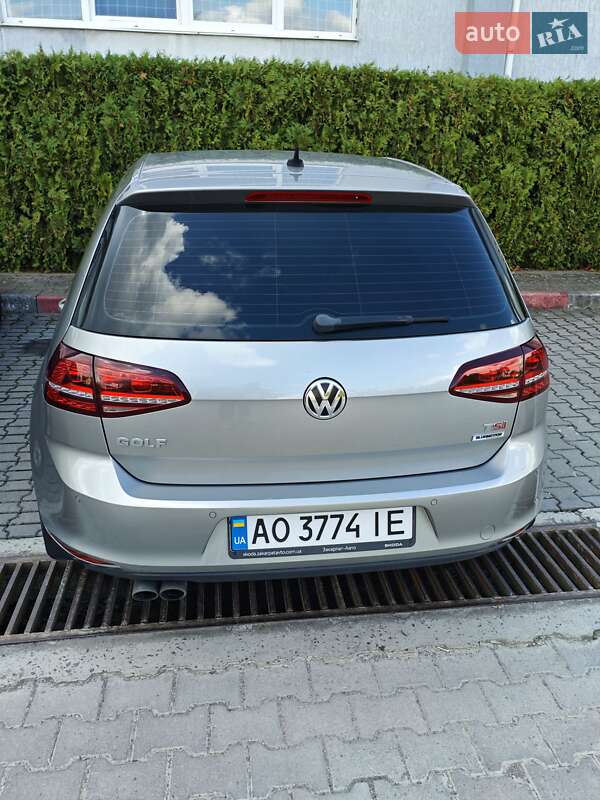 Хэтчбек Volkswagen Golf 2016 в Ужгороде