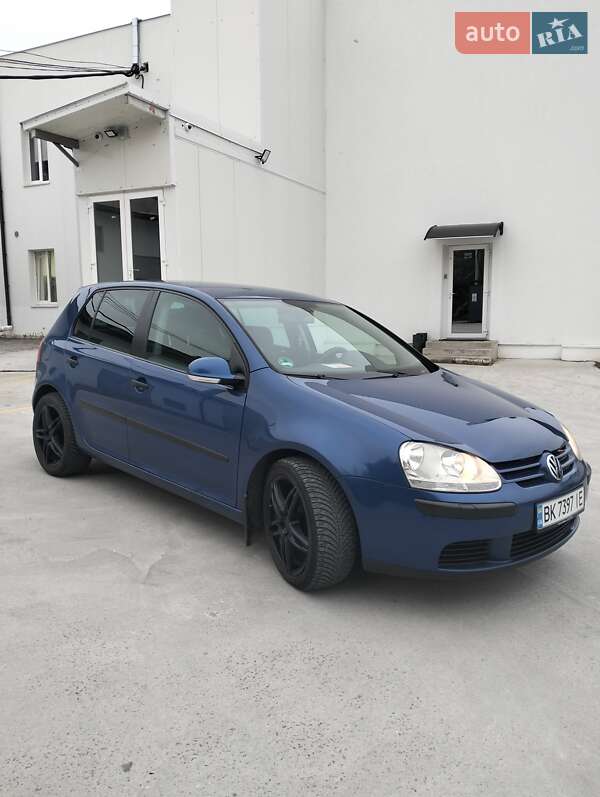 Хэтчбек Volkswagen Golf 2005 в Ровно