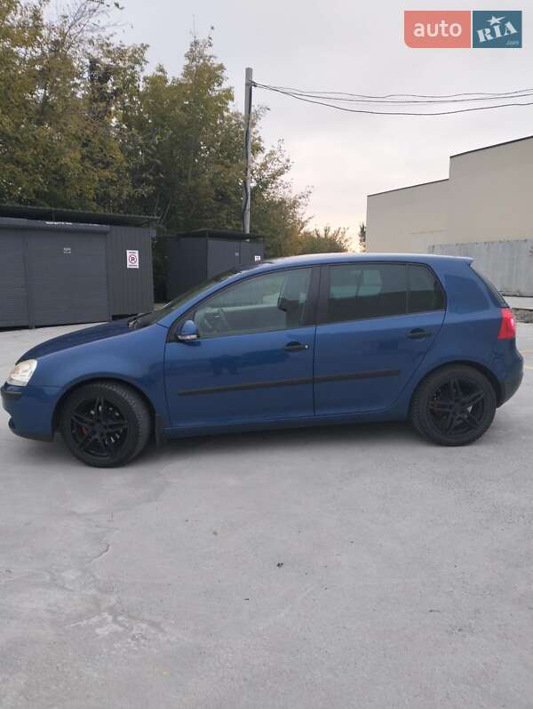 Хэтчбек Volkswagen Golf 2005 в Ровно