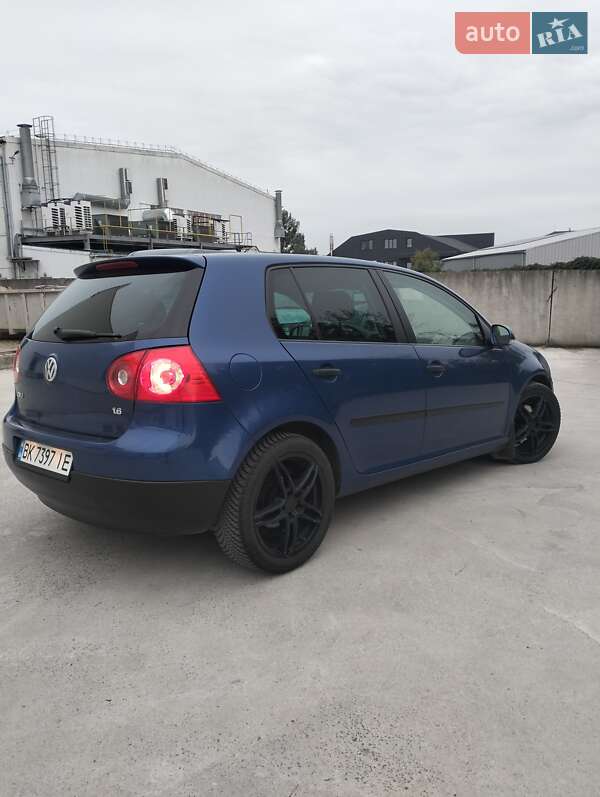 Хэтчбек Volkswagen Golf 2005 в Ровно