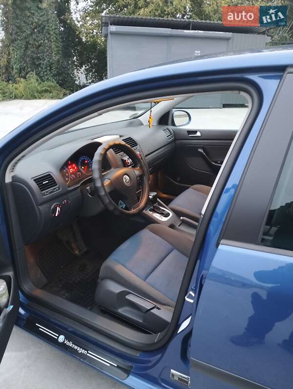 Хэтчбек Volkswagen Golf 2005 в Ровно