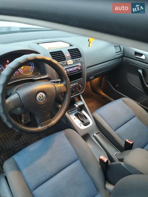Хэтчбек Volkswagen Golf 2005 в Ровно