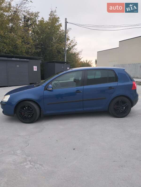 Хэтчбек Volkswagen Golf 2005 в Ровно