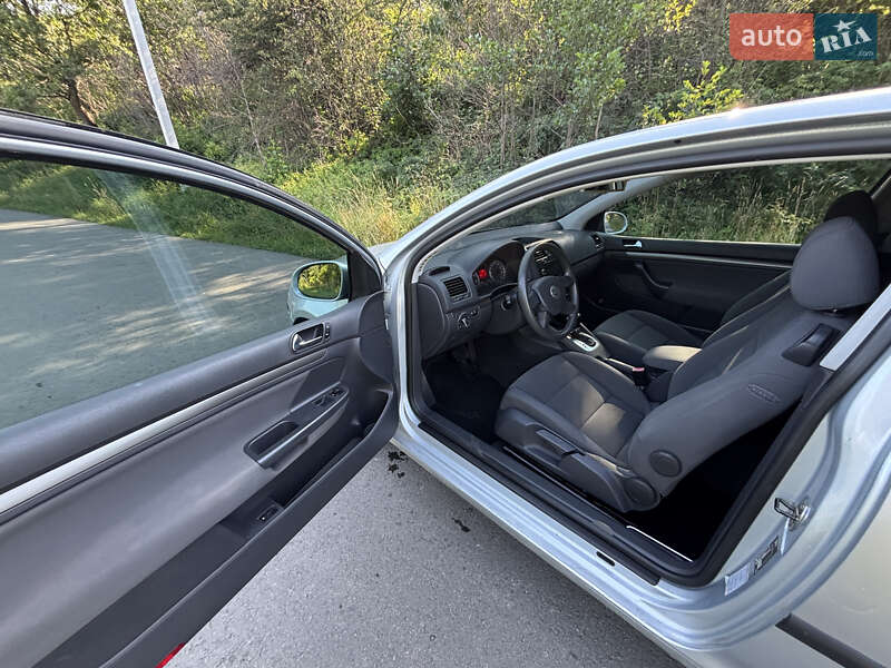 Хэтчбек Volkswagen Golf 2004 в Надворной