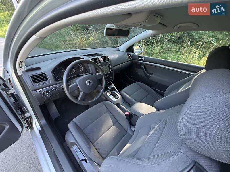 Хэтчбек Volkswagen Golf 2004 в Надворной