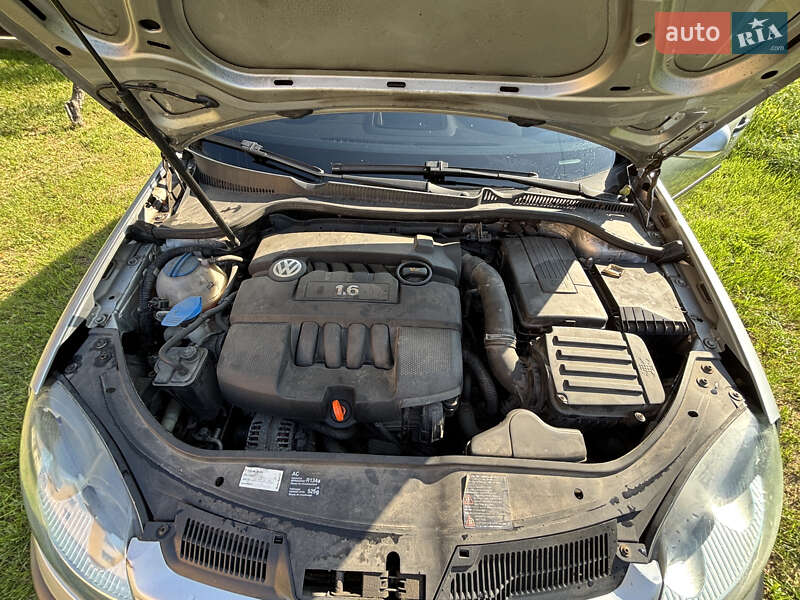 Хэтчбек Volkswagen Golf 2004 в Надворной