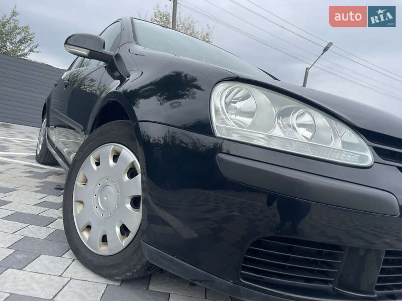 Хетчбек Volkswagen Golf 2004 в Великих Лучках